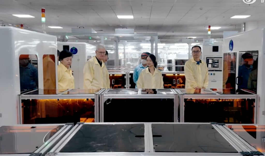 Apple CEO Tim Cook visits the factory of Chinese supplier Luxshare Precision Industry on October 18, 2023. Photo: Weibo Apple CEO Tim Cook visits the factory of Chinese supplier Luxshare Precision Industry on October 18, 2023. Photo: Weibo