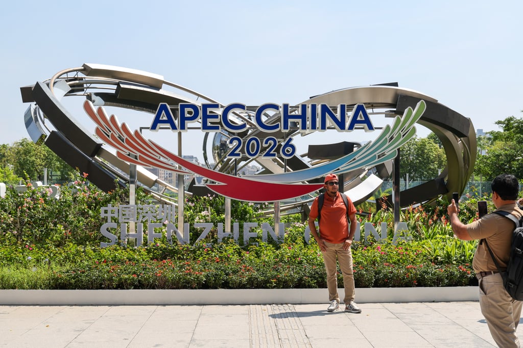 A foreign tourist poses for photos with an Apec 2026 themed installation at the Shenzhen North Railway Station, August 10, 2026. Photo: Xinhua A foreign tourist poses for photos with an Apec 2026 themed installation at the Shenzhen North Railway Station, August 10, 2026. Photo: Xinhua